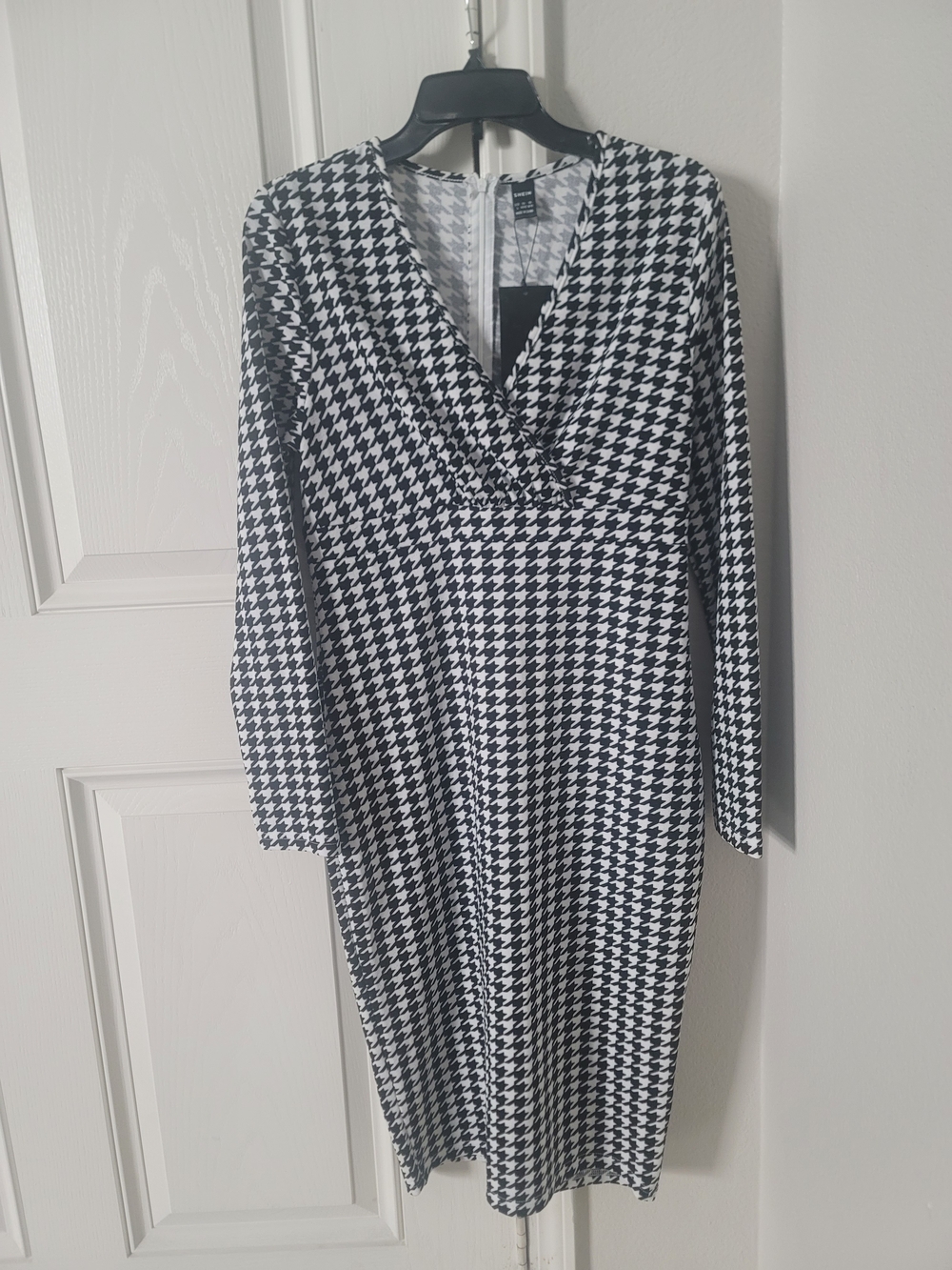 SHEIN Black and White Houndstooth V-Neck Long Sleeve Dress